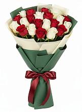 Букет Микс из красных и белых роз в Слободище