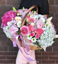 Композиция солнечный день в Слободище Цветочная композиция из Розы, Хризантемы, Пионы и Лизиантусы в корзине в Слободище