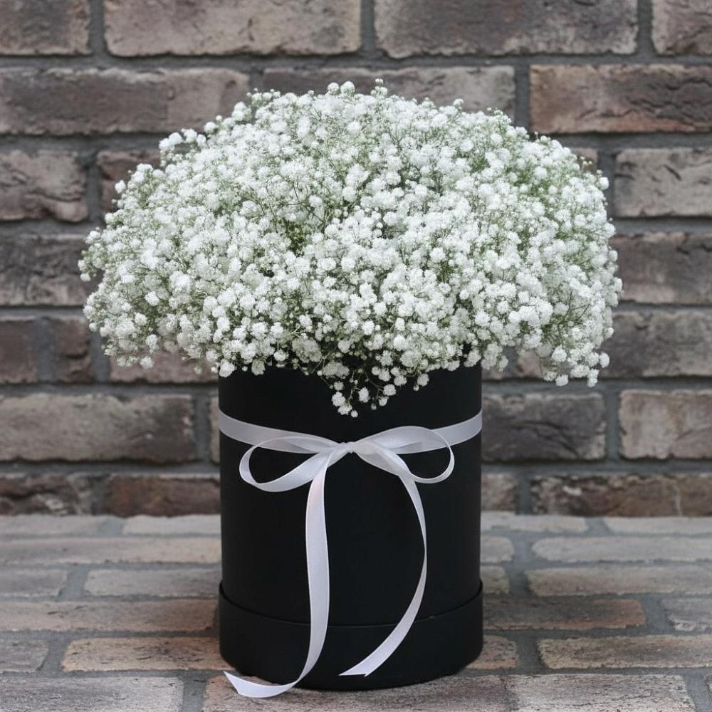 Цветочная композиция из Гипсофила в шляпной коробке в Слободище