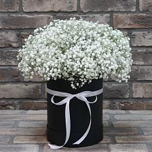 Цветочная композиция из Гипсофила в шляпной коробке в Слободище